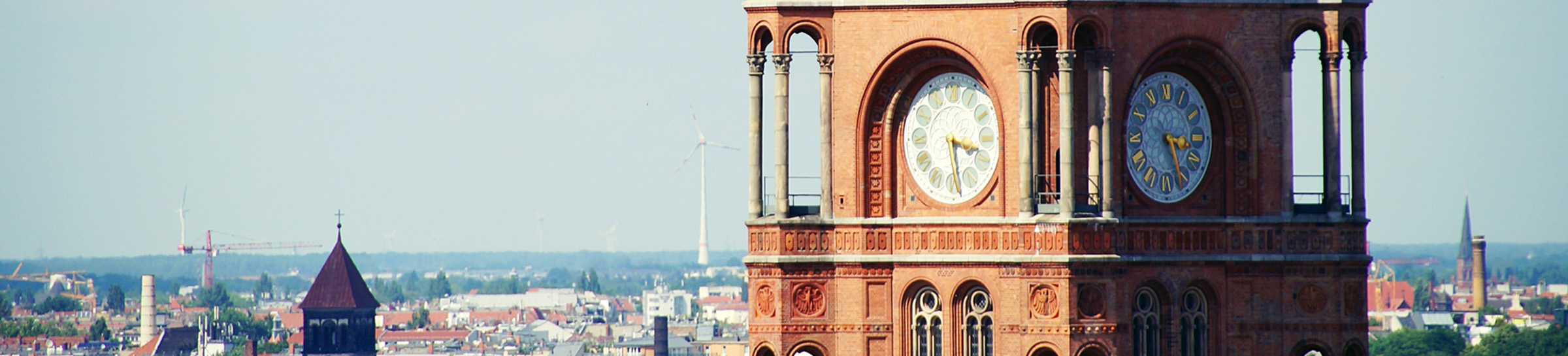 Hero Image Slim zum Case Senatskanzlei mit Uhrenturm im Hintergrund