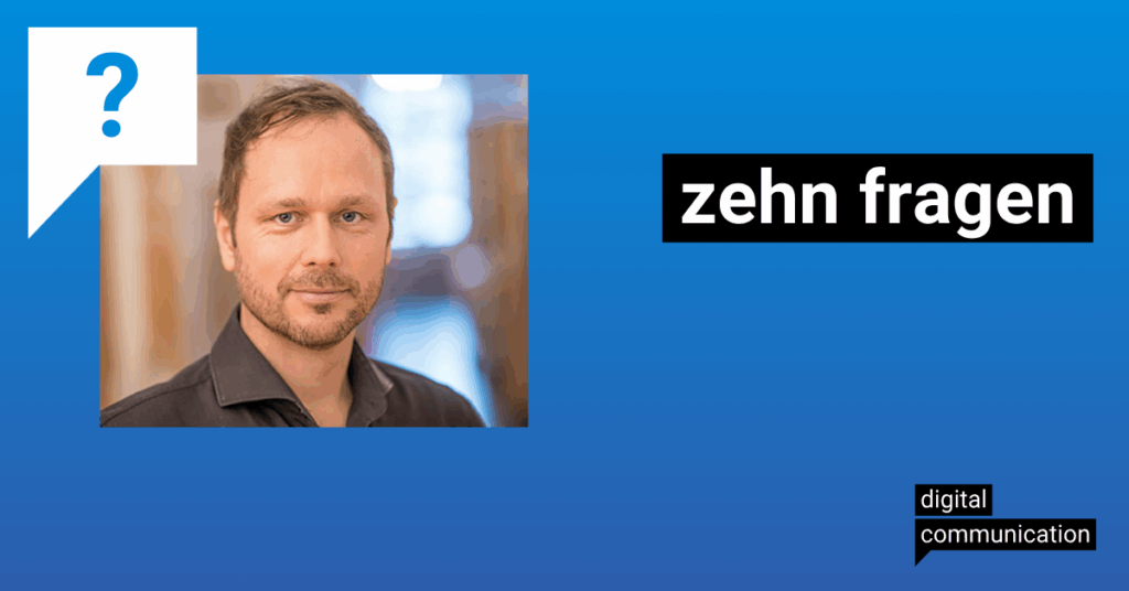 Titelbild zum Format "Zehn Fragen" mit Bild von Mike Petersen, Text "Zehn Fragen" und Logo digital communication