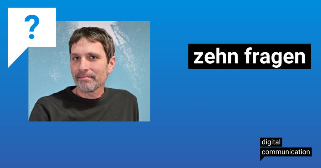 Bild von Christian Klar auf blauem Untergrund mit Text "Zehn Fragen"